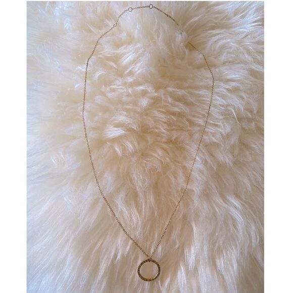 NEW Dainty Hammered Gold Tone Circle Pendant Necklace. - Picture 4 of 4